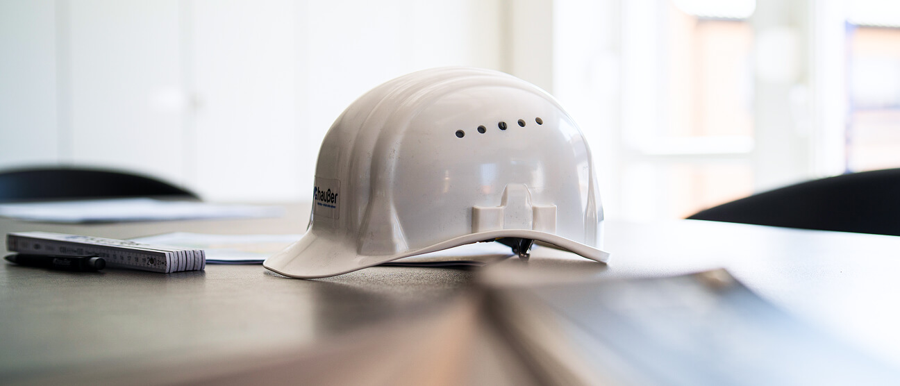 Bauhelm mit Meterstab