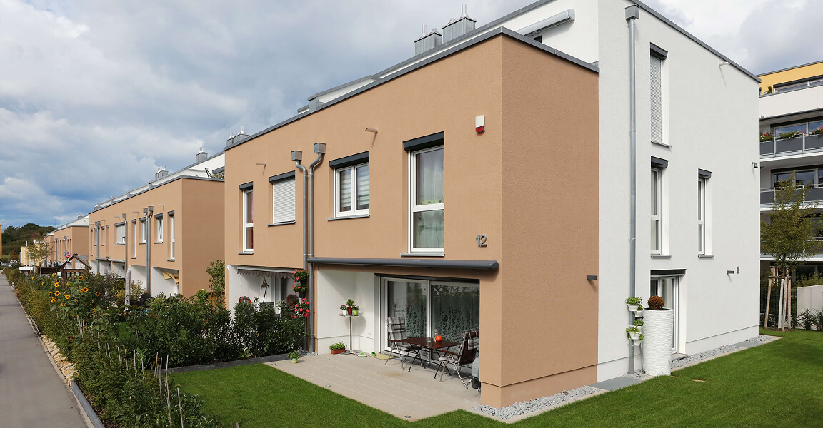 Wohnbauprojekt im Ezach, Doppelhaushälften, Ansicht mit Terrassen und Gärten