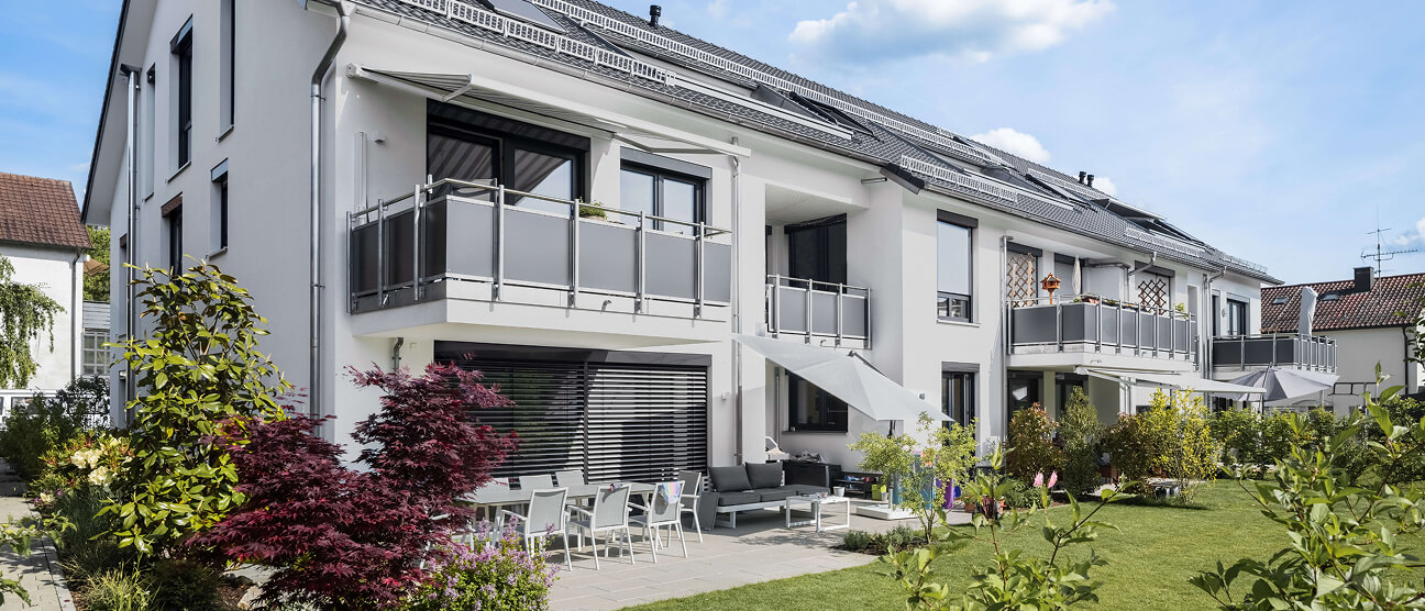Doppelhaushälften in der Gleiwitzer Strasse, Aussenansicht mit Garten und Terrassen