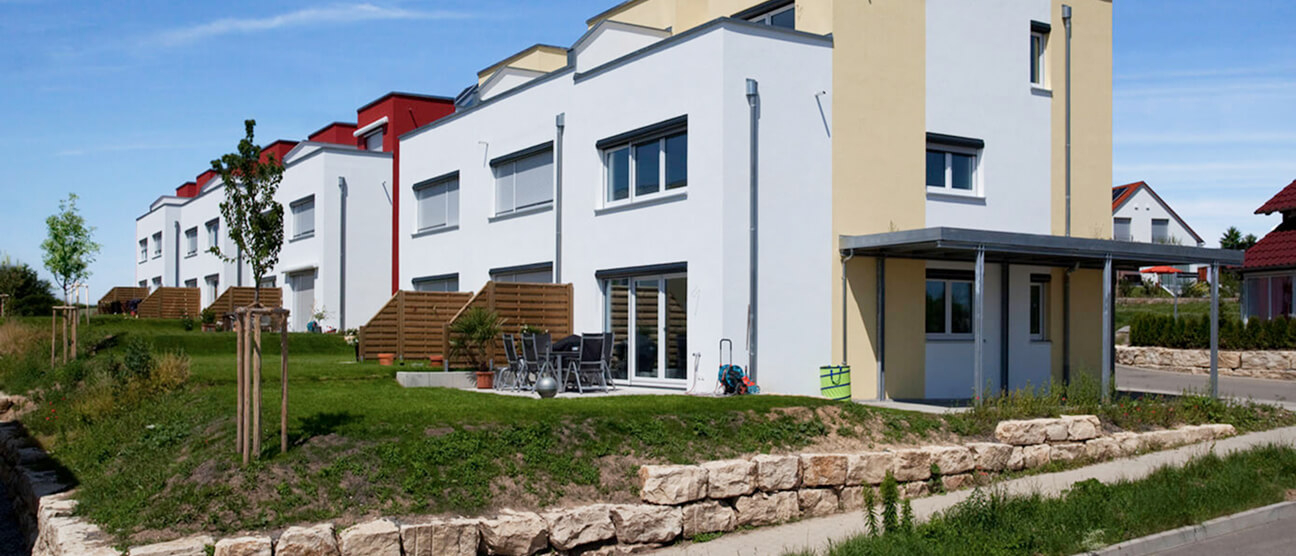 Doppelhaushälften im Gwürzluikenweg, Aussenansicht mit Terrassen