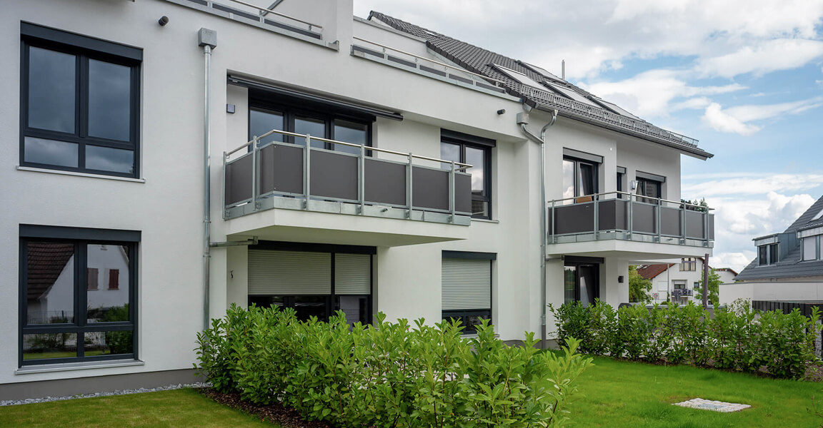Mehrfamilienhaus in der Perouser Strasse Malmsheim, Aussenansicht mit Garten und Terrassen
