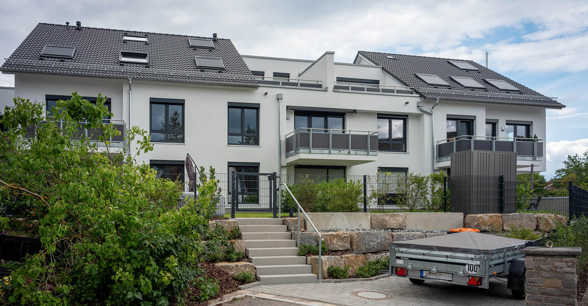 Mehrfamilienhaus in der Perouser Strasse Malmsheim, Aussenansicht mit Garten und Terrassen