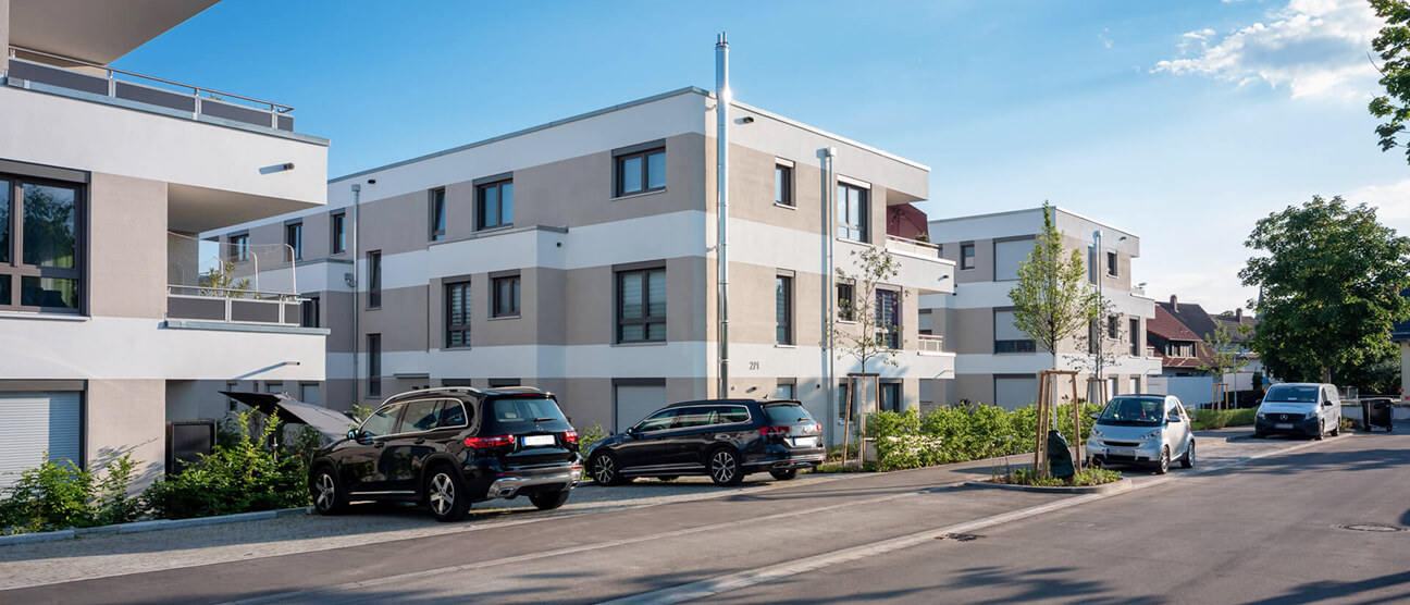 Mehrfamilienhaus in der Scheibbser Strasse, Aussenansicht mit Parkplätze