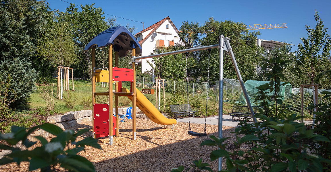 Spielplatz zu den Mehrfamilienhäusern in der Uhlbergstrasse