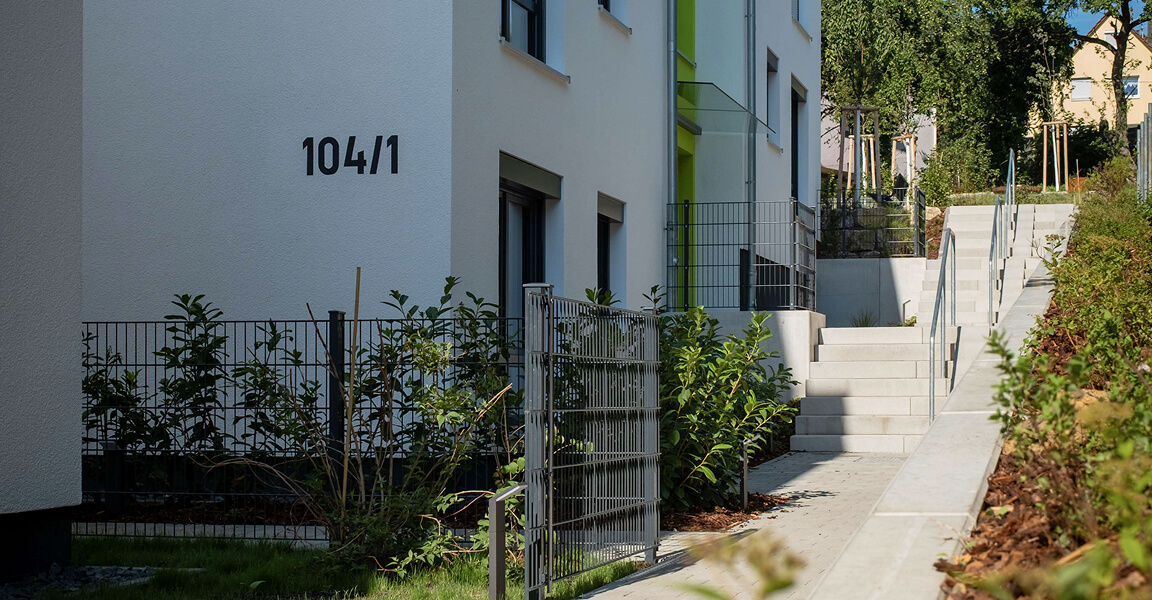 Mehrfamilienhäuser in der Uhlbergstrasse, Weg zu den Hauseingängen