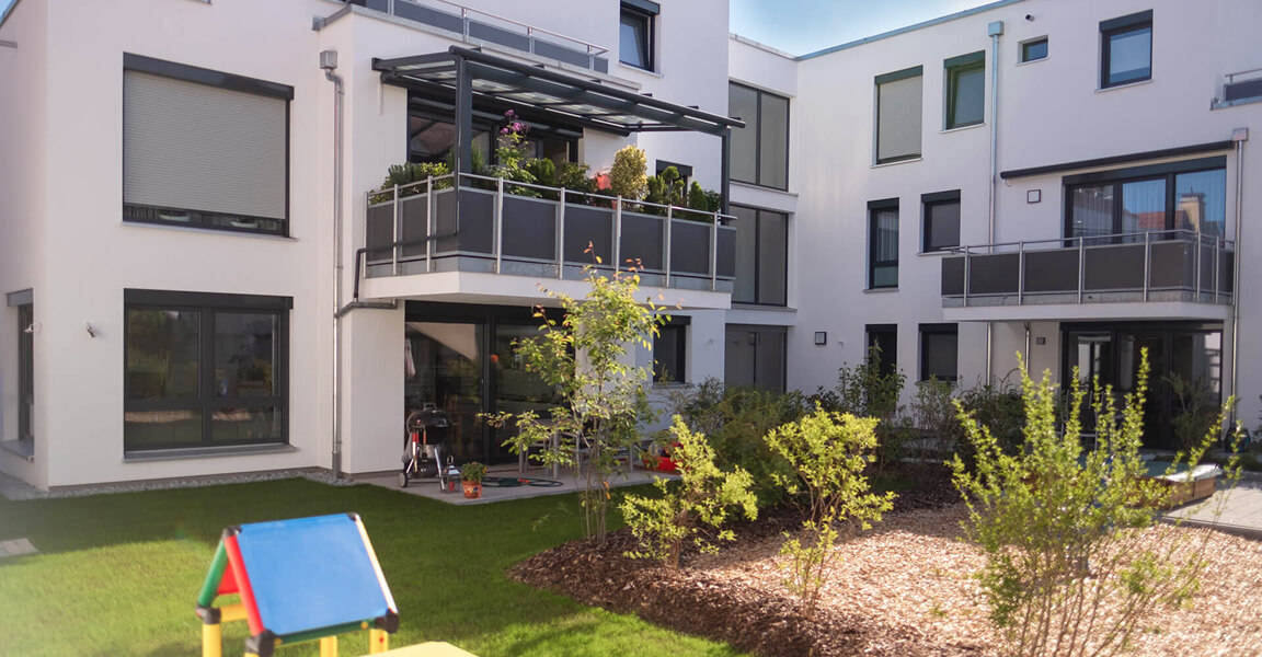 Mehrfamilienhaus in der Wilhelmstrasse, Aussenansicht mit Garten und Balkon